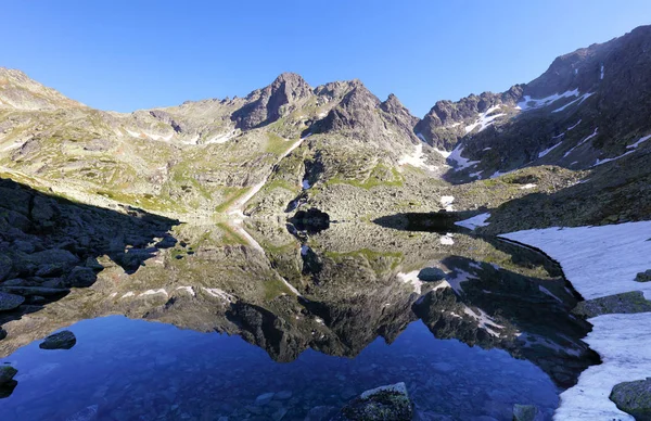 Lac de montagne avec réflexion, Tatras. Zabie plesa . — Photo