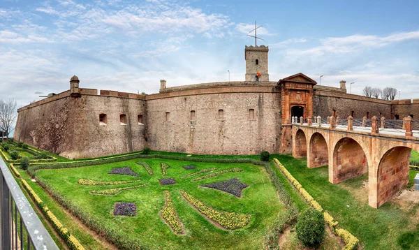 Vista del Castillo de Montjuic en la montaña Montjuic en Barcelona , —  Fotos de Stock