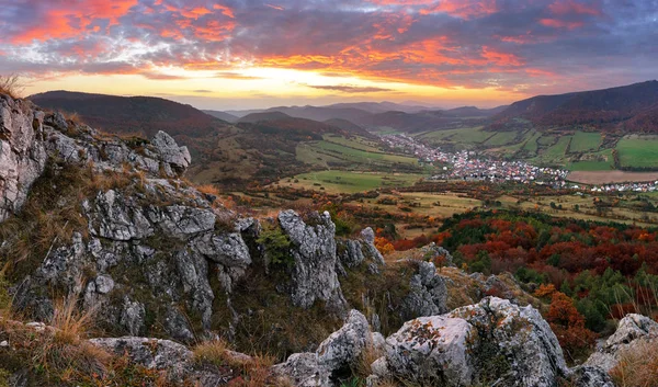 Slovakien hösten landskap panorama vid solnedgången — Stockfoto
