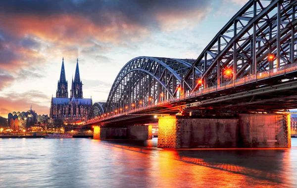 Cathédrale de Cologne et pont Hohenzollern au coucher du soleil - nuit — Photo