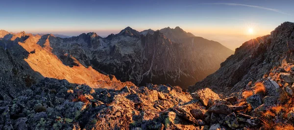 Panorama de montaña en Tatras al atardecer, pico Slavkosky — Foto de Stock