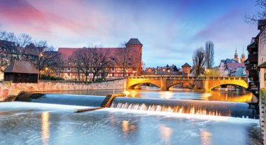 Nuremberg kasabası - Pegnitz nehrinin nehir kenarı, Almanya
