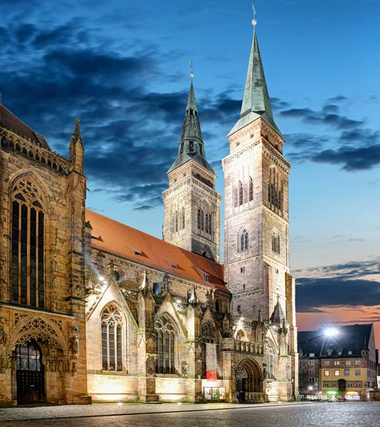 St. Lawrence church at night in Nuremberg, Germany — Stock Photo, Image