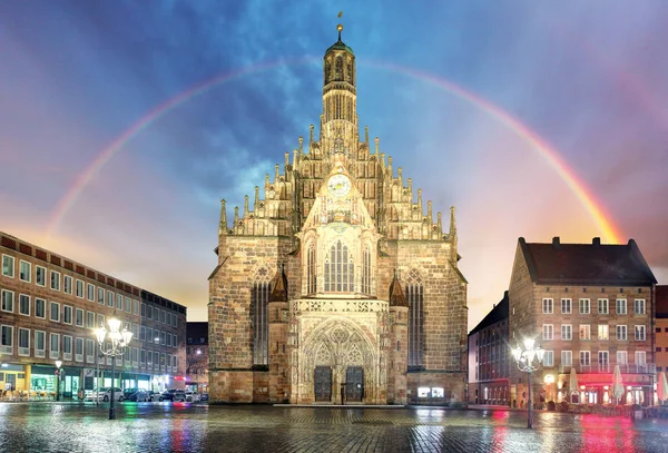 Nürnberg, gökkuşağı, Ba ile Hauptmarkt Frauenkirche Katedrali — Stok fotoğraf