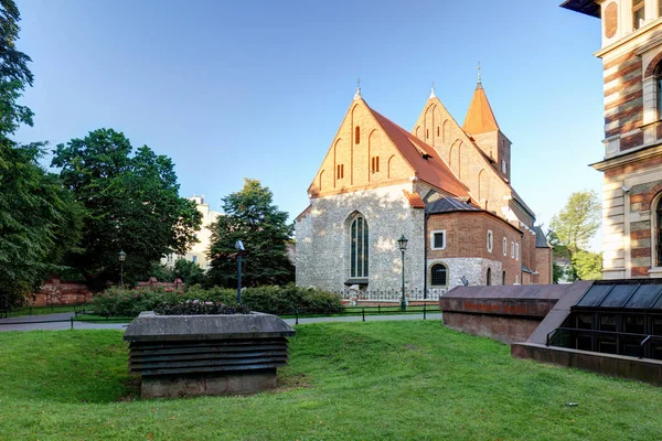 Igreja da Santa Cruz em Cracóvia perto do teatro nacional — Fotografia de Stock