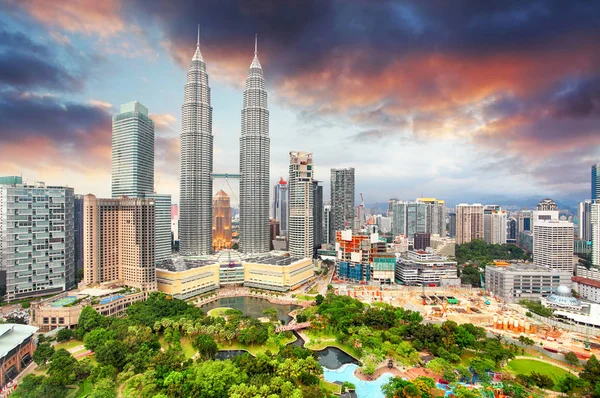 Kuala Lumpur, linha do horizonte na Malásia . — Fotografia de Stock