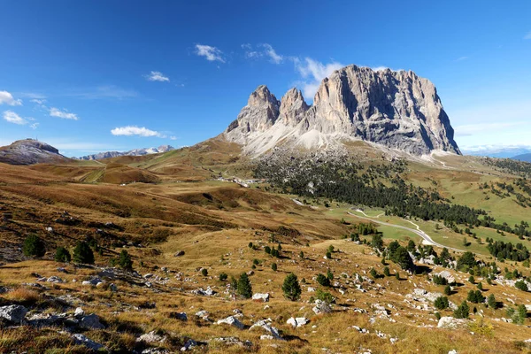 サッソルンゴ、ヴァル ・ ガルデーナ、ドロミテ、イタリア。サッソルンゴ alp st — ストック写真