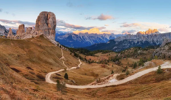 白云岩景观山全景，森林和 Tofana，它 — 图库照片