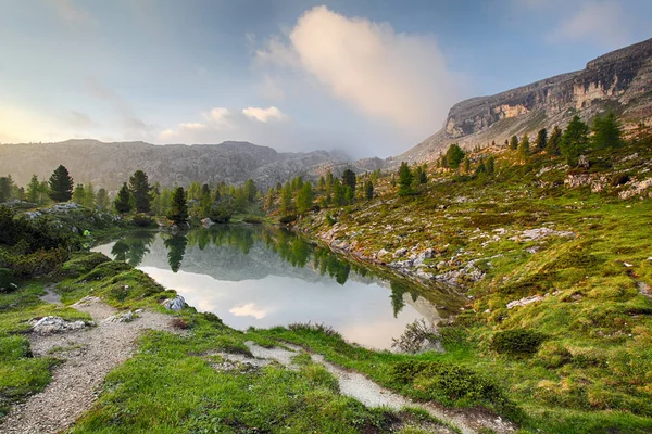 ทิวทัศน์ธรรมชาติเทือกเขาแอลป์ในอิตาลี — ภาพถ่ายสต็อก