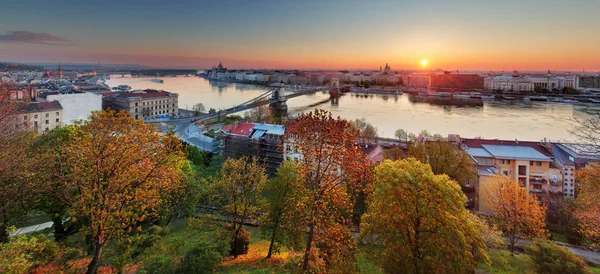 Paysage urbain de Budapest au lever du soleil, panorama de la Hongrie — Photo