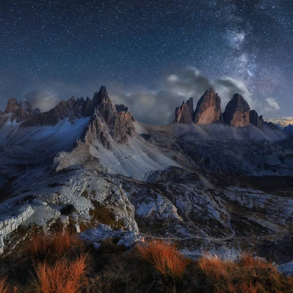 Alpen Berglandschaft mit Nachthimmel und mliky way, tre cime d — Stockfoto