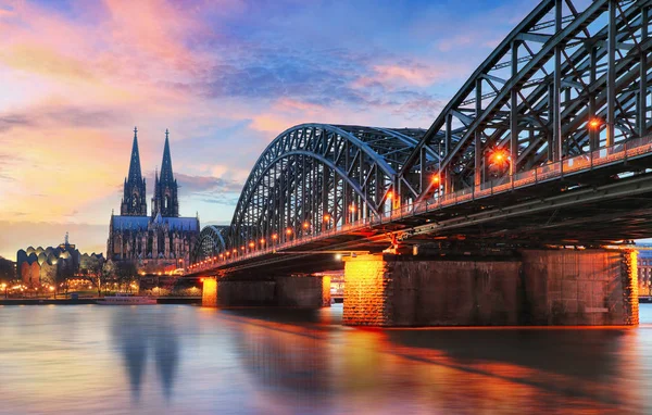 Colonia, Alemania por la noche — Foto de Stock