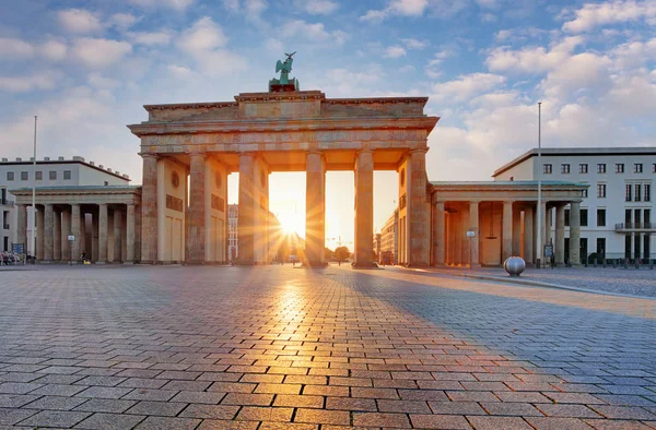 Berlin - Brandenburgi kapu napkeltekor, Németország — Stock Fotó