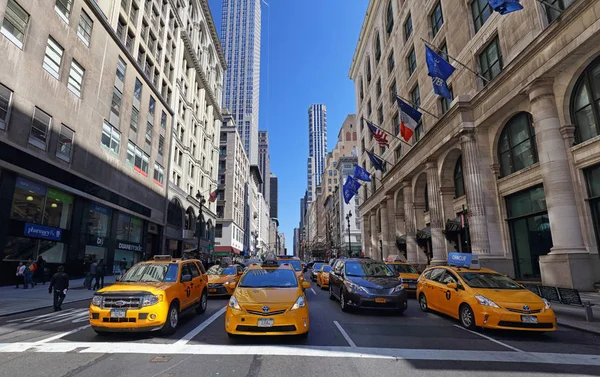 Yellow taxi em New York City, Estados Unidos — Fotografia de Stock