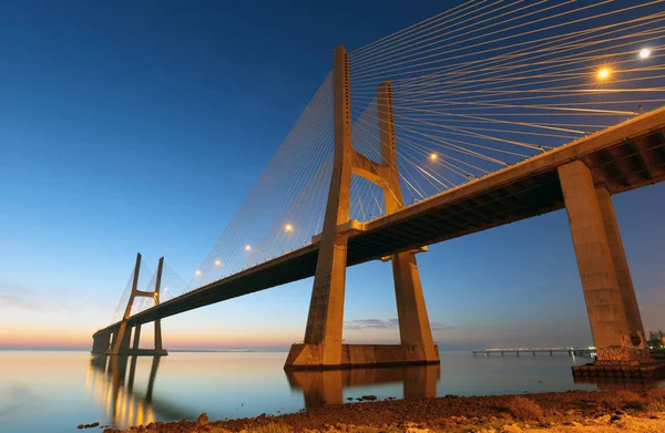 Brug Lissabon bij zonsopgang, Portugal - Vasco da Gamma — Stockfoto
