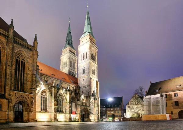 Нюрнберг - Лаврентийская церковь ночью, Германия — стоковое фото