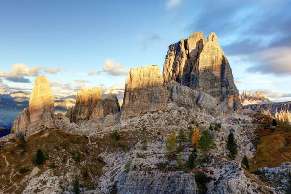 イタリア、ドロミテ、チンクエ ・ トーリ。/チンクエ ・ トッリ、小さなグループ — ストック写真