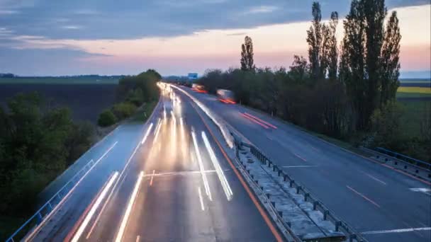 Tidsfördröjning i highway solnedgång till natt — Stockvideo