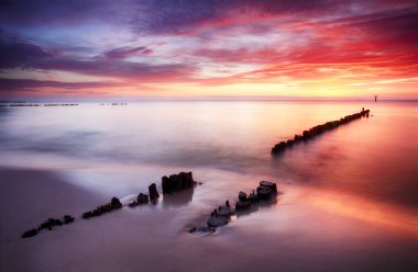 Gün batımında sahilde okyanus güzel renkli bulutlar