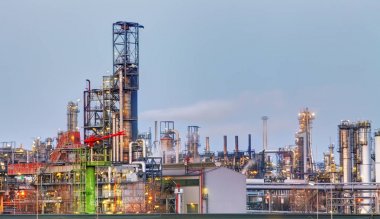 Alacakaranlıkta petrol rafinerisi