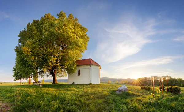 Yalnız kilisede bahar gün içinde tarım alanları — Stok fotoğraf