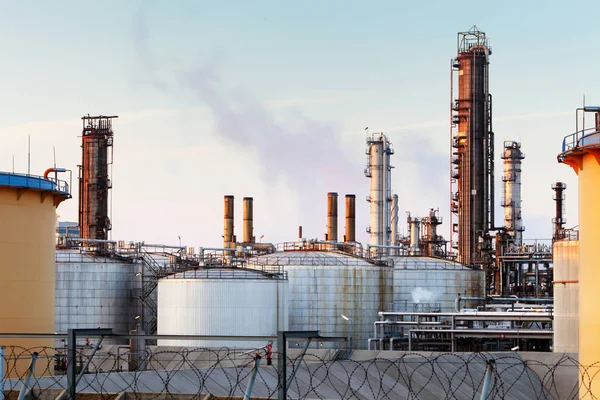 Fábrica com poluição do ar, indústria do petróleo — Fotografia de Stock