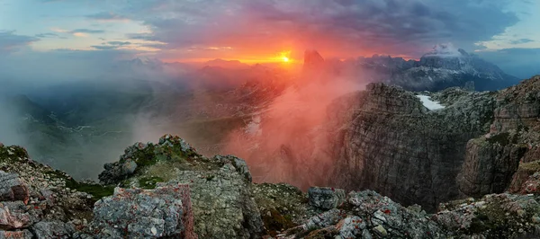 Червоний гірський краєвид Панорама, Dolomiti — стокове фото