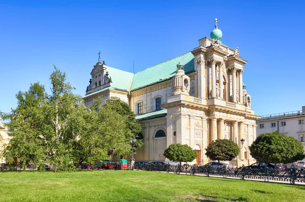 Посещающая церковь и памятник Штефану Вышинскому в Варшаве, По — стоковое фото