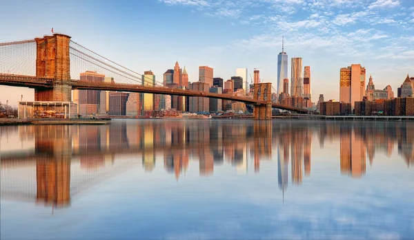 Bajo Manhattan con puente Brooklyn, Nueva York — Foto de Stock