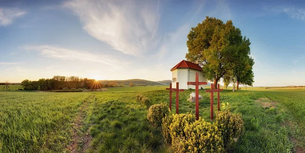 Yalnız kilisede bahar gün içinde tarım alanları — Stok fotoğraf