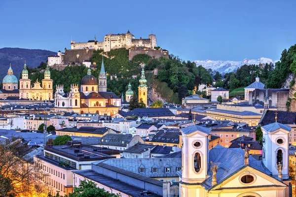 Salzburg stad 's nachts, Oostenrijk — Stockfoto