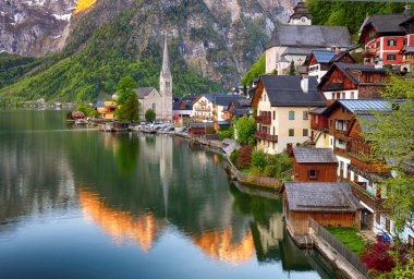 Ünlü Hallstatt lakeside kasaba reflecti görünümünü klasik kartpostal