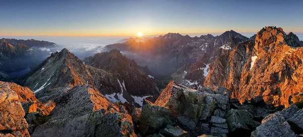 Prachtige landschappen in de bergen tijdens de kleurrijke zonsondergang zomer in — Stockfoto