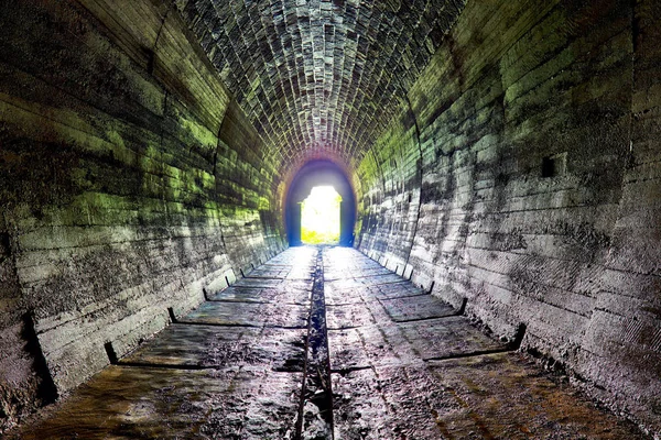Largo túnel de ladrillo subterráneo — Foto de Stock