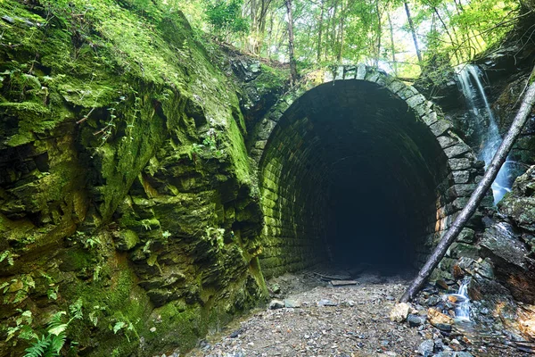 Yeşil Vadi ile eski tüneli — Stok fotoğraf