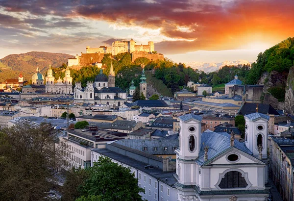 Salzburgs slott vid soluppgången - Hohensalzburg, Österrike — Stockfoto