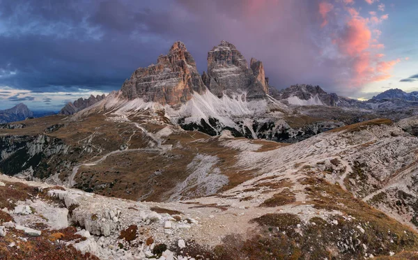 日の出前に Tre Cime ピークで雄大な風景の山. — ストック写真