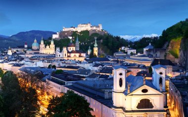 Tarihi şehir Salzburg Hohensalzburg Kalesi ile alacakaranlıkta, S