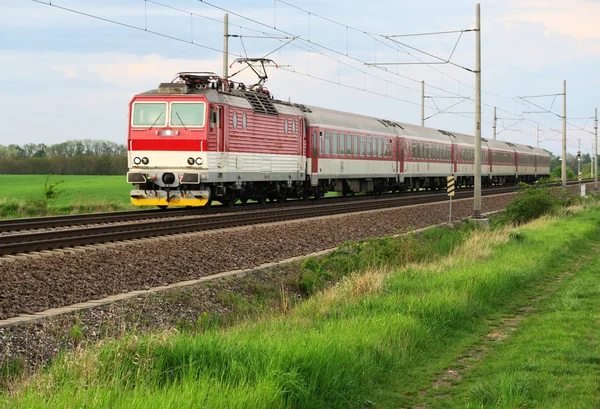 Train sur le chemin de fer dans la nature — Photo