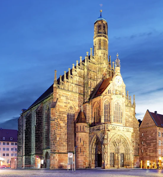 Hauptmarkt con Frauenkirche iglesia ymercado en Nuremberg —  Fotos de Stock