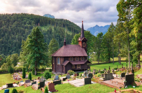 Paisaje con iglesia y cementerio en Eslovaquia, Tatranska Javori —  Fotos de Stock