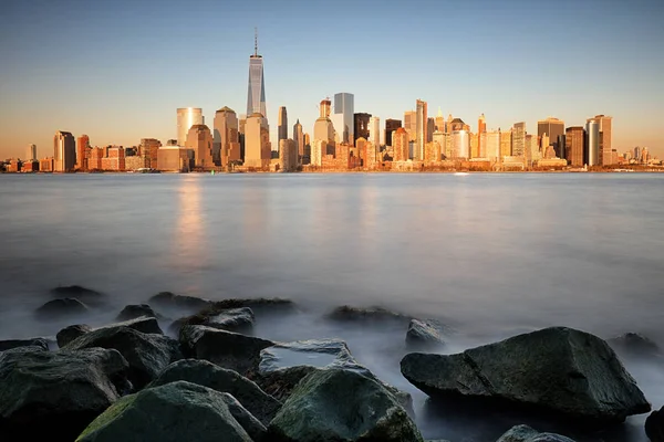 Восход солнца в Нижнем Манхэттене — стоковое фото