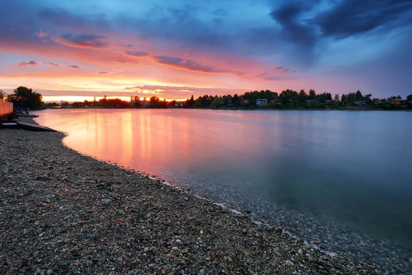 Západ slunce u jezera ve městě Slovensko Senec — Stock fotografie