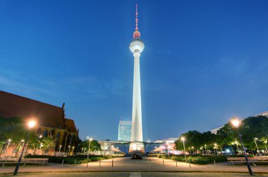 Berlin-18 Ağustos 2015: Alexanderplatz gece Oaugust 18, 