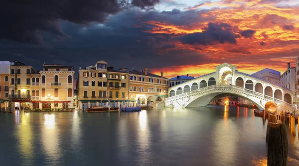 Ponte Rialto e la gondola al tramonto a Venezia — Foto Stock