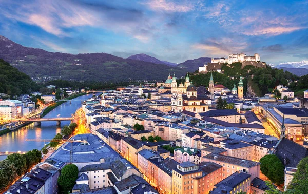 Historiska staden Salzburg med fästningen Hohensalzburg i skymningen, S — Stockfoto