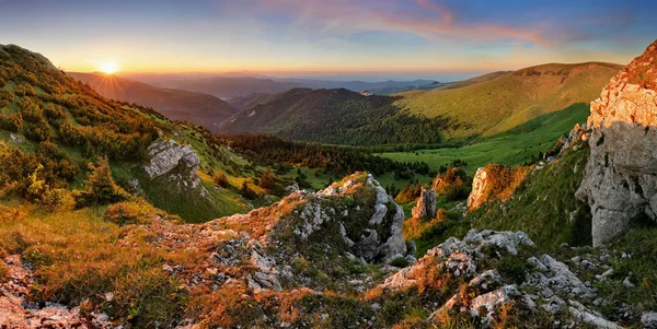 在斯洛伐克，有峰山日落全景景观 — 图库照片