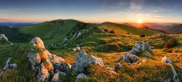 Lever de soleil dans les montagnes paysage, Slovaquie . — Photo