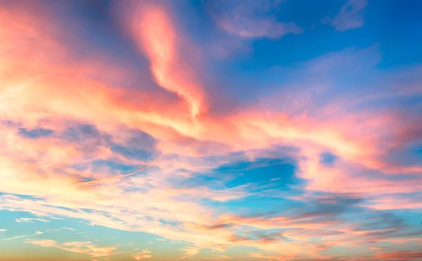 Červená - modrá obloha při západu slunce — Stock fotografie