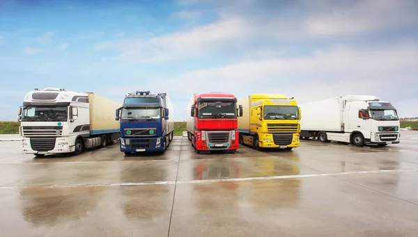 Trucks in the warehouse parking — Stock Photo, Image